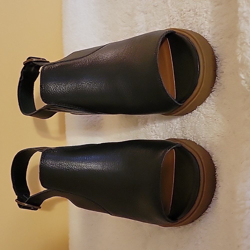 Lucky brand leather peep toe sandals